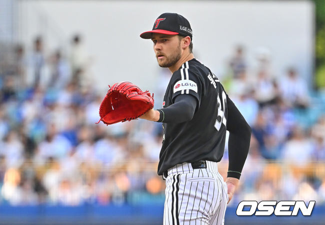[OSEN=대구, 이석우 기자] 7일 대구삼성라이온즈파크에서 2026 신한 SOL KBO 리그 삼성 라이온즈와 LG 트윈스의 경기가 열렸다. 홈팀 삼성은 후라도가, 방문팀 LG는 톨허스트가 선발 출전했다. LG 트윈스 선발 투수 톨허스트가 역투하고 있다. 2026.07.07 / foto0307@osen.co.kr