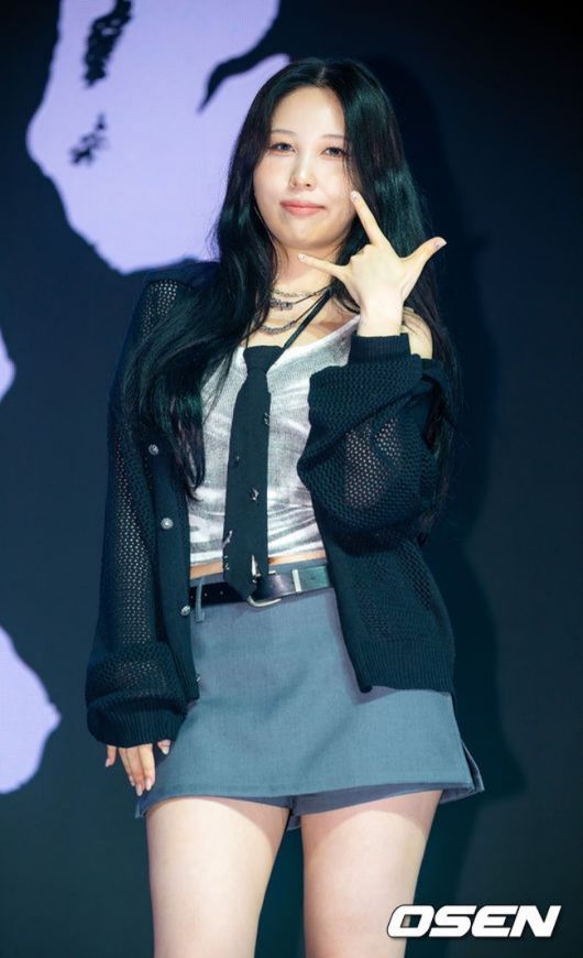 [OSEN=민경훈 기자] 가수 권진아의 세 번째 EP ‘SAVE ME’ 발매 기념 쇼케이스가 15일 오후 서울 서교동 NOL 씨어터 합정 동양생명홀에서 열렸다.  이번 앨범에는 타이틀곡 ‘MONSTER’를 비롯해 선공개곡 ‘Rain on me’, ‘WHO CAN CHANGE’, ‘87days’, ‘Don’t Save Me’까지 권진아의 새로운 음악적 세계를 엿볼 수 있는 총 5곡이 수록된다.  권진아가 포토타임을 하고 있다. 2026.07.15 / rumi@osen.co.kr