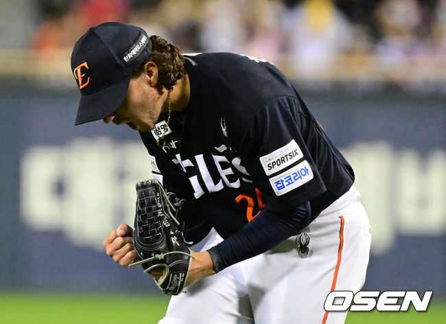 [OSEN=잠실, 지형준 기자] 3일 서울 잠실야구장에서 2026 신한 SOL KBO리그 LG 트윈스와 한화 이글스의 경기가 열렸다.이날 LG는 웰스, 한화는 화이트를 선발투수로 내세웠다.7회말 2사 1루에서 한화 화이트가 LG 문성주를 좌익수 플라이로 처리하며 포효하고 있다. 2026.07.03 / jpnews@osen.co.kr