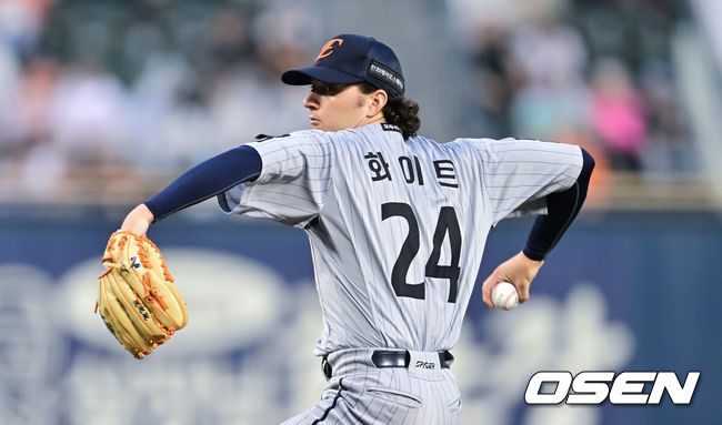 [OSEN=잠실, 박준형 기자] 4일 서울 잠실야구장에서 ‘2026 신한 SOL Bank KBO리그’ 두산 베어스와 한화 이글스의 경기가 열렸다.이날 홈팀 두산은 잭로그를, 방문팀 한화는 화이트를 선발로 내세웠다.2회말 한화 선발투수 화이트가 역투하고 있다.    2026.06.04 / soul1014@osen.co.kr