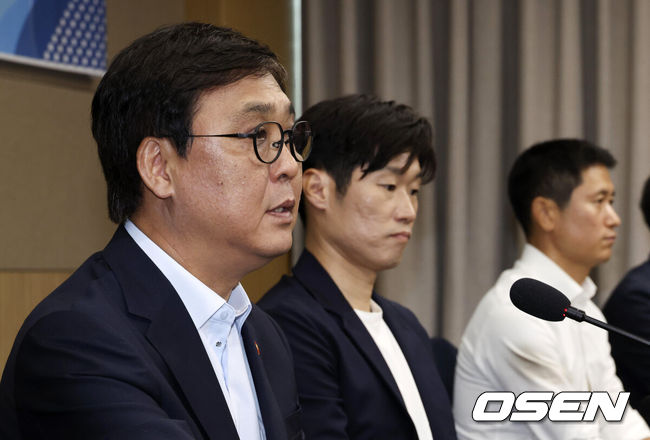 [OSEN=이대선 기자] 6일 오후 서울 올림픽파크텔에서 K-축구 혁신위원회 출범식이 열렸다.최휘영 문체부 장관과 박지성 FIFA 위원이 공동위원장을 맡고 축구·체육계 인사들이 참여하는 혁신위원회는 한국 축구의 구조적 문제를 진단하고 거버넌스 개선, 유소년 육성, 첨단 기술 도입 등 중장기 발전 방안을 마련할 계획이다.최휘영 공동위원장이 모두발언을 하고 있다. 2026.07.06 /sunday@osen.co.kr