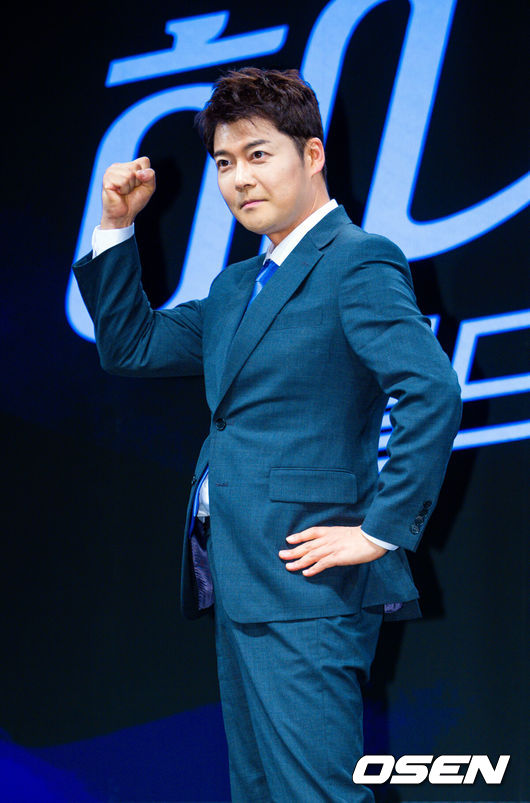 [OSEN=민경훈 기자] 2일 오후 서울 여의도 KBS 아트홀에서 KBS 2026 FIFA 북중미 월드컵 제작발표회가 진행됐다. 한국은 이번 대회 조별리그 A조에서 체코, 멕시코, 남아프리카공화국과 경쟁한다. 6월12일 체코전을 시작으로 19일 멕시코전, 25일 남아프리카공화국전을 차례로 치르며 32강 진출을 노린다.전현무 캐스터가 포즈를 취하고 있다. 2026.06.02 /rumi@osen.co.kr