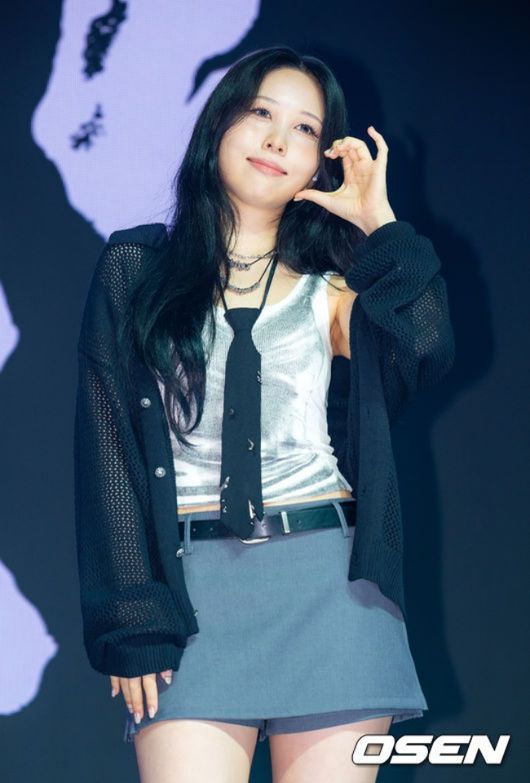[OSEN=민경훈 기자] 가수 권진아의 세 번째 EP ‘SAVE ME’ 발매 기념 쇼케이스가 15일 오후 서울 서교동 NOL 씨어터 합정 동양생명홀에서 열렸다.  이번 앨범에는 타이틀곡 ‘MONSTER’를 비롯해 선공개곡 ‘Rain on me’, ‘WHO CAN CHANGE’, ‘87days’, ‘Don’t Save Me’까지 권진아의 새로운 음악적 세계를 엿볼 수 있는 총 5곡이 수록된다.  권진아가 포토타임을 하고 있다. 2026.07.15 / rumi@osen.co.kr