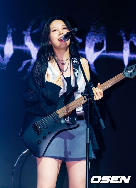 [OSEN=민경훈 기자] 가수 권진아의 세 번째 EP ‘SAVE ME’ 발매 기념 쇼케이스가 15일 오후 서울 서교동 NOL 씨어터 합정 동양생명홀에서 열렸다.  이번 앨범에는 타이틀곡 ‘MONSTER’를 비롯해 선공개곡 ‘Rain on me’, ‘WHO CAN CHANGE’, ‘87days’, ‘Don’t Save Me’까지 권진아의 새로운 음악적 세계를 엿볼 수 있는 총 5곡이 수록된다.  권진아가 포토타임을 하고 있다. 2026.07.15 / rumi@osen.co.kr