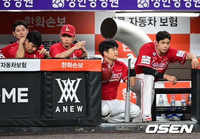 [OSEN=대전, 지형준 기자] 프로야구 한화 이글스가 허인서와 강백호의 홈런, 오웬 화이트의 호투를 엮어 2연승에 성공, SSG 랜더스를 10연패로 몰아넣었다.김경문 감독이 이끄는 한화는 29일 대전 한화생명 볼파크에서 열린 2026 신한 SOL KBO리그 SSG와의 홈경기에서 4-3으로승리했다. 이날 승리로 2연승을 만든 한화는 시즌 전적 25승25패로 5할 승률을 찍었다. 반면 10연패 수렁에 빠진 SSG는 22승28패가 됐다.9회초 SSG 선수들이 경기를 지켜보고 있다. 2026.05.29/ jpnews@osen.co.kr