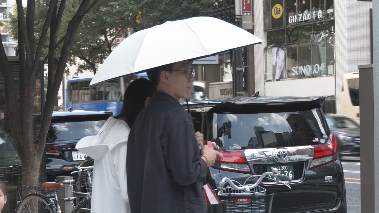 도쿄의 한 거리에서 양산을 쓴 남성이 걸어가고 있다. 정원석 기자