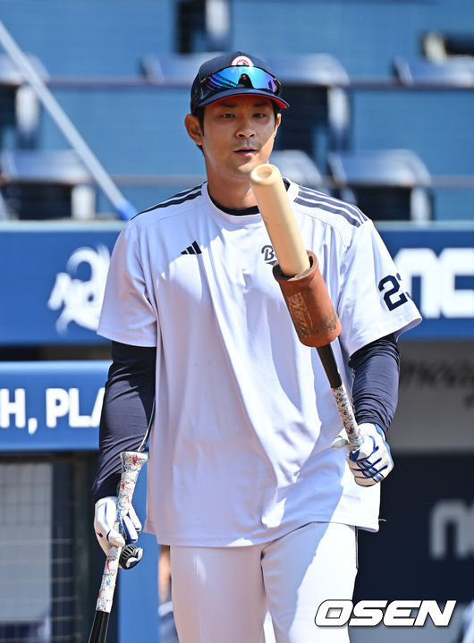 [OSEN=창원, 이석우 기자] 28일 창원NC파크에서 2026 신한 SOL KBO 리그 NC 다이노스와 두산 베어스의 경기가 열린다. 홈팀 NC는 구창모가, 방문팀 두산은 플렉센이 선발 출전한다. 두산 베어스 강승호가 훈련을 하고 있다. 2026.03.28 / foto0307@osen.co.kr