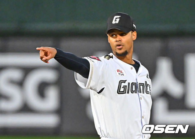 [OSEN=부산, 이석우 기자] 24일 부산 사직야구장에서 2026 신한 SOL KBO 리그 롯데 자이언츠와 NC 다이노스의 경기가 열렸다. 홈팀 롯데는 로드리게스가, 방문팀 NC는 테일러가 선발 출전했다.롯데 자이언츠 선발 투수 로드리게스가 2회초 무사 1루 NC 다이노스 오장한의 헛스윙에 대해 가리키고 있다. 2026.06.24 / foto0307@osen.co.kr