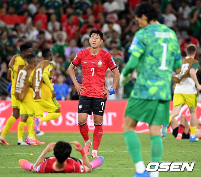 [OSEN=몬테레이(멕시코), 이대선 기자] 홍명보 감독이 이끄는 대한민국 축구대표팀은 25일(이하 한국시간) 오전 10시 멕시코 몬테레이 스타디움에서 개최된 2026 국제축구연맹(FIFA) 북중미 월드컵 조별리그 A조 최종전에서 남아프리카공화국에게 0-1 충격패를 당했다.1승2패가 된 한국은 A조 3위로 밀리며 32강 자력진출에 실패했다. 한국은 나머지 조들의 상황을 따져보고 32강에 진출할 가능성은 남아있다.경기 종료 후 대한민국 손흥민이 패배에 아쉬워하고 있다. 2026.06.25 /sunday@osen.co.kr