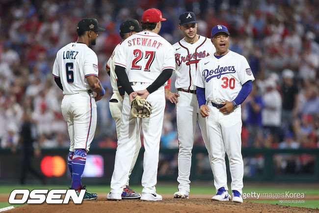 [사진] LA 다저스 데이브 로버츠 감독(오른쪽)이 올스타전에서 투수 교체를 하고 있다. ⓒGettyimages(무단전재 및 재배포 금지)