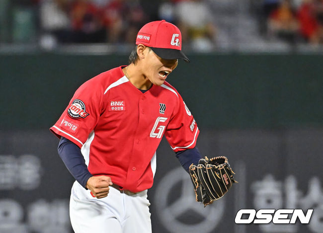 [OSEN=부산, 이석우 기자] 28일 부산 사직야구장에서 2026 신한 SOL KBO 리그 롯데 자이언츠와 LG 트윈스의 경기가 열렸다. 홈팀 롯데는 비슬리가, 방문팀 LG는 장현식이 선발 출전했다.롯데 자이언츠 이이무라가 7회초 2사 3루 LG 트윈스 신민재를 삼진으로 잡고 포효하고 있다. 2026.06.28 / foto0307@osen.co.kr