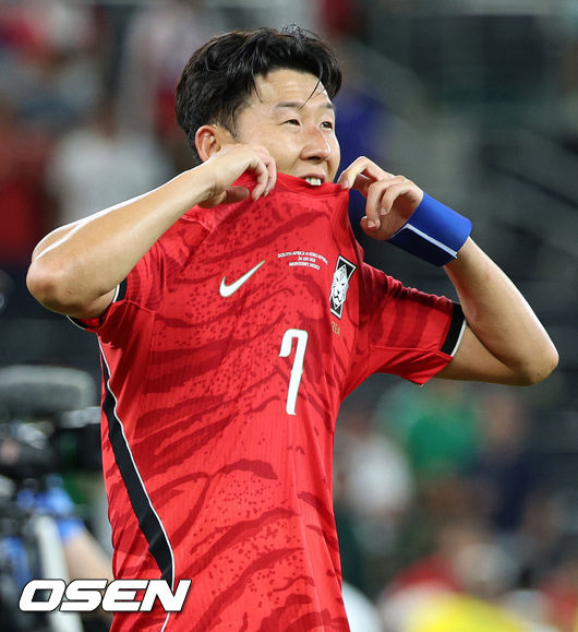 [OSEN=몬테레이(멕시코), 이대선 기자] 홍명보 감독이 이끄는 대한민국 축구대표팀은 25일(이하 한국시간) 오전 10시 멕시코 몬테레이 스타디움에서 개최된 2026 국제축구연맹(FIFA) 북중미 월드컵 조별리그 A조 최종전에서 남아프리카공화국에게 0-1 충격패를 당했다.1승2패가 된 한국은 A조 3위로 밀리며 32강 자력진출에 실패했다. 한국은 나머지 조들의 상황을 따져보고 32강에 진출할 가능성은 남아있다.경기 종료 후 대한민국 손흥민이 패배에 아쉬워하고 있다. 2026.06.25 /sunday@osen.co.kr