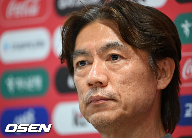 [OSEN=사포판(멕시코), 이대선 기자] 홍명보 감독이 이끄는 대한민국 축구국가대표팀이 26일(한국시각) 멕시코 과달라하라 인근 사포판의 치바스 베르데 바예에서 훈련을 진행했다.대한민국은 1승 2패(승점 3)로 조 3위에 머물렀다. 자력으로 32강에 오를 기회를 놓쳤고, 이제는 다른 조 경기 결과를 기다려야 하는 처지가 됐다.훈련에 앞서 대한민국 홍명보 감독이 인터뷰를 하고 있다. 2026.06.26 /sunday@osen.co.kr