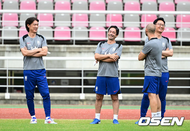 [OSEN=지형준 기자] 홍명보 감독이 이끄는 한국 축구대표팀이 2일 오후 고양종합운동장에서 2026 국제축구연맹(FIFA) 북중미 월드컵 3차 예선을 앞두고 훈련을 가졌다.한국은 9월 5일 오후 8시 서울월드컵경기장에서 팔레스타인과 1차전을 치른다. 이후 10일 오후 11시 오만 무스카트의 술탄 카부스 스포츠 콤플렉스에서 오만과 2차전 원정 경기를 펼친다.홍명보 감독이 주앙 아로소 수석 코치, 티아고 마이아 분석 코치와 이야기를 나누고 있다. 2024.09.02 / jpnews@osen.co.kr