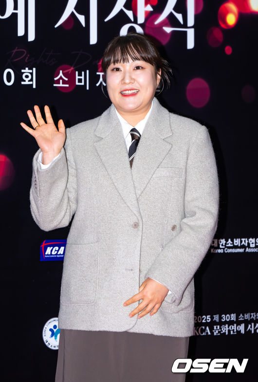 [OSEN=박준형 기자]  9일 오후 서울 한국과학기술회관에서 제30회 소비자의 날 KCA 문화연예 시상식이 진행됐다. 소비자의 날은 소비자의 권리 의식을 신장시키고, 소비자 보호에 대한 인식을 높이기 위해 제정된 법정 기념일로 이를 기념하기 위한 본 시상식은 예능, 드라마, 영화 부문으로 나눠 진행된다. 이날 시상식에는 배우 문소리와 조정석, 임윤아, 주원, 이수지, 강남, 육성재, 미미, 김원훈, 이선빈, 방효린 등이 수상자로 참석했다.개그우먼 이수지가 포즈를 취하고 있다.  2025.12.09 / soul1014@osen.co.kr
