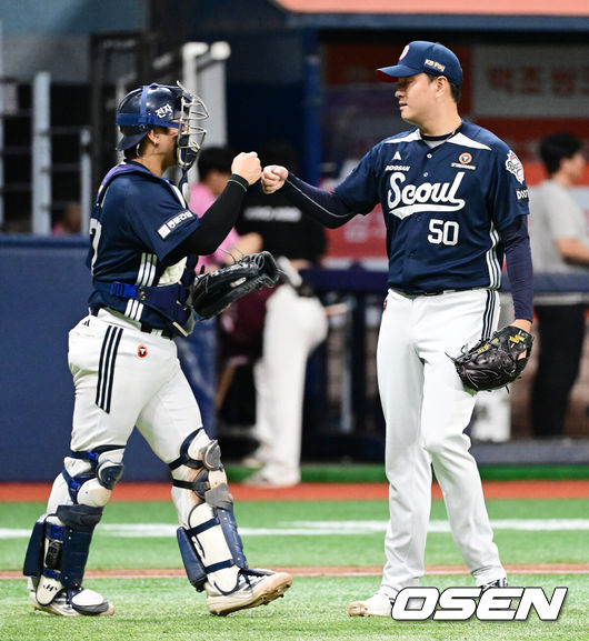 [OSEN=지형준 기자] 프로야구 두산 베어스가 4일 서울 고척스카이돔에서 열린 2026 신한 SOL KBO리그 키움 히어로즈와의 시즌 10차전에서 8-5로 승리했다.두산은 전날 역전패를 설욕하며 같은 시간 잠실에서 LG 트윈스에 패한 한화 이글스를 끌어내리고 5위를 탈환했다. 시즌 41승 2무 40패. 반면 연승에 실패한 최하위 키움은 29승 1무 54패가 됐다.경기를 마치고 두산 윤준호, 이영하가 주먹을 맞대며 승리를 기뻐하고 있다. 2026.07.04 / jpnews@osen.co.kr
