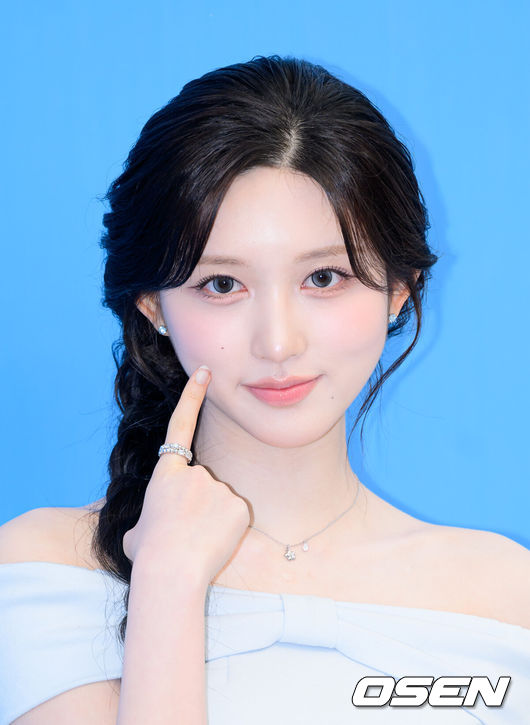 [OSEN=이대선 기자] 19일 서울 LES601 성수에서 클렌징 전문 브랜드의 리뉴얼 제품 출시 기념 이벤트가 열렸다.이날 행사에는 더보이즈 영훈, 아이브 가을, 언차일드 예은, 하은, 이본이 참석해 자리를 빛냈다.아이브 가을이 포토타임을 가지고 있다. 2026.05.19 /sunday@osen.co.kr