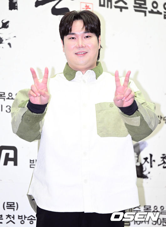 [OSEN=조은정 기자]1일 오후 서울 마포구 상암 스탠포드 호텔에서 ENA 새  예능 ‘효자촌’ 제작발표회가 열렸다.가수 유재환이 포즈를 취하고 있다. 2022.12.01 /cej@osen.co.kr