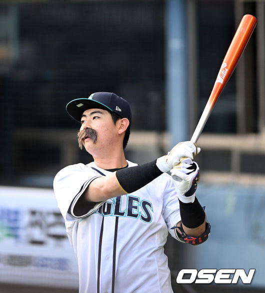 [OSEN=잠실, 이대선 기자] 11일 서울 잠실야구장에서 ‘2026 신한 SOL KBO 올스타전’이 진행됐다.1982년 개장 이후 마지막 잠실 올스타전에서 양의지, 류현진 등 베테랑들의 기록 도전과 27명의 첫 올스타 출전 신예들이 맞붙는 가운데, 나눔의 5연승과 드림의 7년 만의 승리 여부가 관심을 모은다.2회 허인서가 퍼포먼스를 펼치고 있다. 2026.07.11 / sunday@osen.co.kr