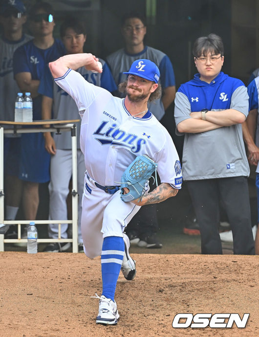 [OSEN=대구, 이석우 기자] 16일 대구삼성라이온즈파크에서 2026 신한 SOL KBO 리그 삼성 라이온즈와 롯데 자이언츠의 경기가 열린다. 홈팀 삼성은 양창섭이, 방문팀 롯데는 로드리게스가 선발 출전한다. 삼성 라이온즈 새 외국인 투수 페덱이 불펜 투구를 하고 있다. 2026.07.16 / foto0307@osen.co.kr