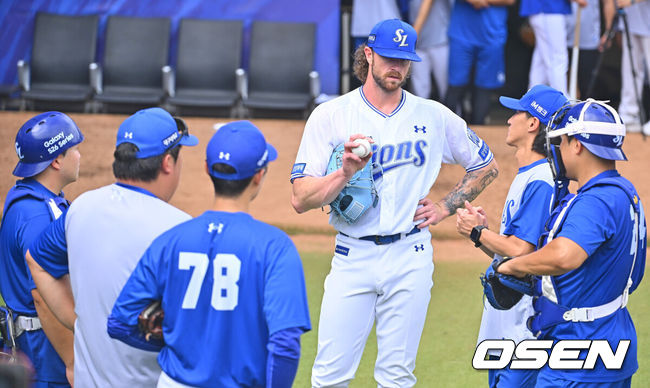 [OSEN=대구, 이석우 기자] 16일 대구삼성라이온즈파크에서 2026 신한 SOL KBO 리그 삼성 라이온즈와 롯데 자이언츠의 경기가 열린다. 홈팀 삼성은 양창섭이, 방문팀 롯데는 로드리게스가 선발 출전한다. 삼성 라이온즈 새 외국인 투수 페덱이 불펜 투구를 마치고 공을 받아준 김도환과 얘기를 하고 있다. 2026.07.16 / foto0307@osen.co.kr