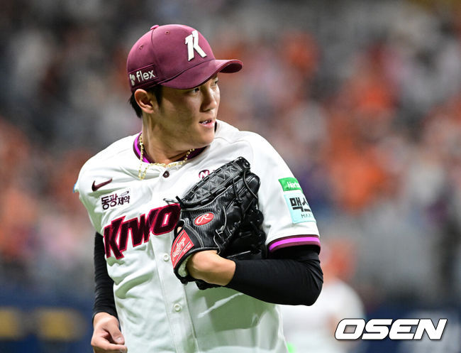 [OSEN=고척, 지형준 기자] 12일 오후 서울 고척스카이돔에서 2026 신한 SOL KBO리그 키움 히어로즈와 한화 이글스의 경기가 열렸다.2연패에 빠진 키움은 안우진, 3연승으로 4위 사수를 노리는 한화는 윌켈 에르난데스를 선발로 내세웠다.5회초 수비를 마친 키움 안우진이 더그아웃으로 향하고 있다. 2026.06.12/ jpnews@osen.co.kr