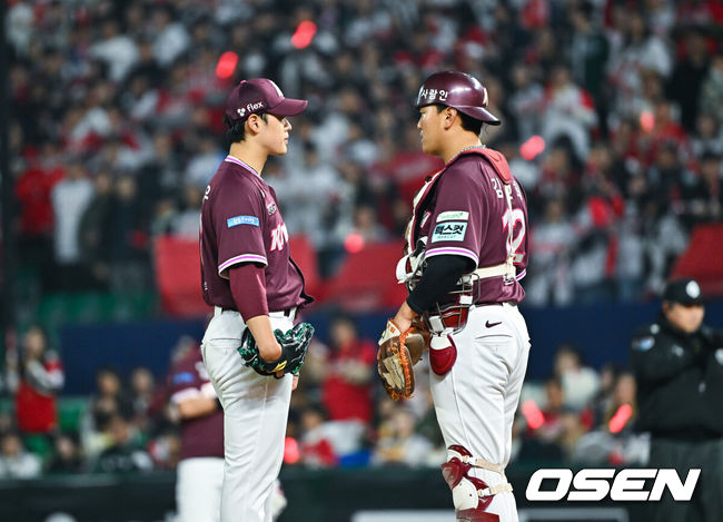 [OSEN=인천, 박준형 기자] 2일 오후 인천 SSG랜더스필드에서 2026 신한 SOL KBO리그SSG 랜더스와 키움 히어로즈의 경기가 진행됐다.이날 SSG는 최민준을, 키움은 정현우를 선발투수로 내세웠다. 3회말 키움 정현우 선발투수와 김건희 포수가 마운드에서 이야기를 나누고 있다.   2026.04.02 / soul1014@osen.co.kr