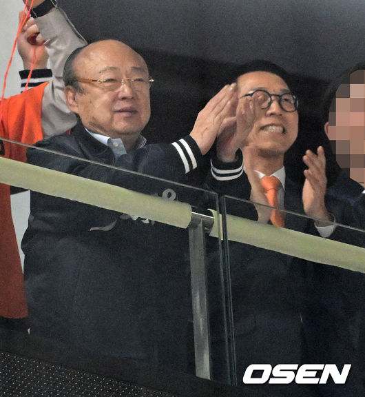 [OSEN=대전, 지형준 기자] 프로야구 한화 이글스는 11일 대전 한화생명볼파크에서 열린 2025 신한 SOL Bank KBO리그 키움 히어로즈와의 홈경기를 12-2로 승리했다. 한화그룹 김승연 회장과 박종태 한화이글스 사장이 승리를 기뻐하고 있다. 2025.04.11 / jpnews@osen.co.kr
