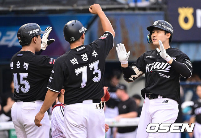 [OSEN=잠실, 최규한 기자] 16일 서울 잠실야구장에서 ‘2026 신한 SOL Bank KBO리그’ LG 트윈스와 KT 위즈의 경기가 열렸다.홈팀 LG는 앤더스 톨허스트, 방문팀 KT는 로건 앨런을 선발로 내세웠다.2회초 2사 1, 3루 상황 KT 최원준이 역전 우월 스리런포를 날리고 홈을 밟으며 기뻐하고 있다. 2026.07.16 / dreamer@osen.co.kr