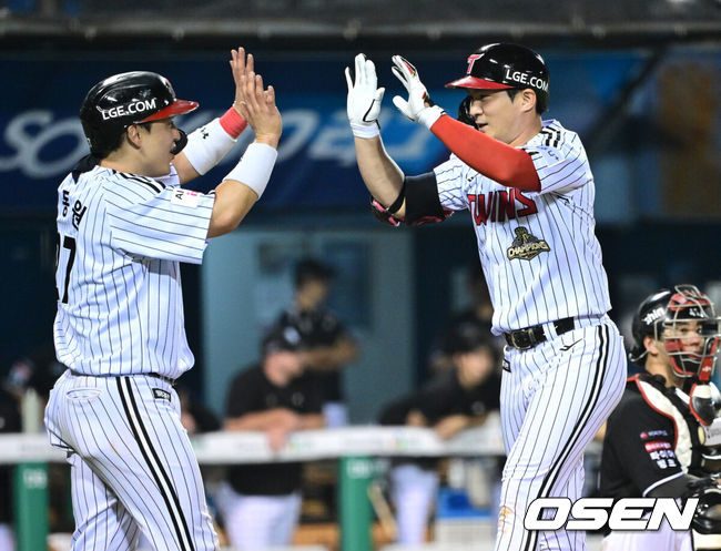 [OSEN=잠실, 최규한 기자] 16일 서울 잠실야구장에서 ‘2026 신한 SOL Bank KBO리그’ LG 트윈스와 KT 위즈의 경기가 열렸다.홈팀 LG는 앤더스 톨허스트, 방문팀 KT는 로건 앨런을 선발로 내세웠다.8회말 2사 1루 상황 LG 오지환이 추격의 좌월 투런포를 날리고 홈을 밟은 뒤 박동원과 기뻐하고 있다. 2026.07.16 / dreamer@osen.co.kr