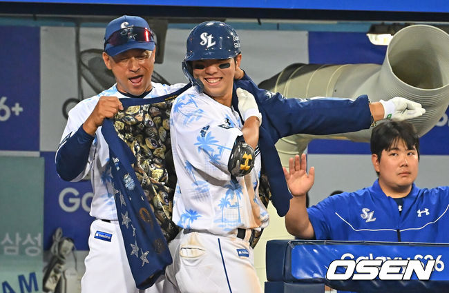 [OSEN=대구, 이석우 기자] 16일 대구삼성라이온즈파크에서 2026 신한 SOL KBO 리그 삼성 라이온즈와 롯데 자이언츠의 경기가 열렸다. 홈팀 삼성은 양창섭이, 방문팀 롯데는 로드리게스가 선발 출전했다. 삼성 라이온즈 김영웅이 8회말 우중월 솔로 홈런을 치고 홈런 수트를 입고 있다. 2026.07.16 / foto0307@osen.co.kr