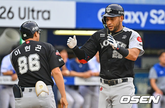 [OSEN=대구, 이석우 기자] 16일 대구삼성라이온즈파크에서 2026 신한 SOL KBO 리그 삼성 라이온즈와 롯데 자이언츠의 경기가 열렸다. 홈팀 삼성은 양창섭이, 방문팀 롯데는 로드리게스가 선발 출전했다. 롯데 자이언츠 레이예스가 1회초 2사 좌월 솔로 홈런을 치고 하이파이브를 하고 있다. 2026.07.16 / foto0307@osen.co.kr
