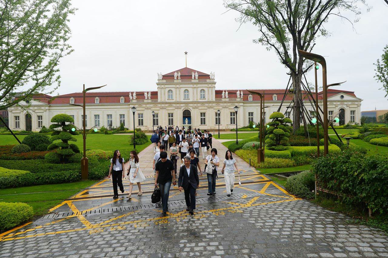지난 20일 상하이 화웨이 롄추후 R&D센터에 서울대 정치외교학부 정치지도자최고위과정(PLP) 수강생이 전시관을 나오고 있다. 오현우 기자
