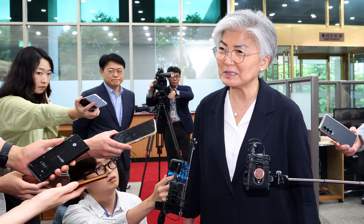 강경화 주미국대한민국대사가 15일 오후 서울 종로구 정부서울청사 별관 외교부에서 조현 외교부 장관과 면담에 앞서 취재진의 질문을 받고 있다. 뉴스1