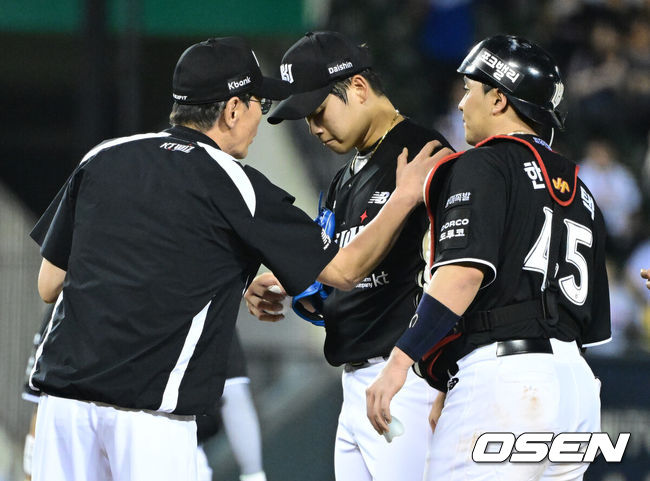 [OSEN=잠실, 최규한 기자] 16일 서울 잠실야구장에서 ‘2026 신한 SOL Bank KBO리그’ LG 트윈스와 KT 위즈의 경기가 열렸다.홈팀 LG는 앤더스 톨허스트, 방문팀 KT는 로건 앨런을 선발로 내세웠다.9회말 1사 1, 2루 상황 KT 이강철 감독이 마운드를 방문해 투수 박영현을 다독이고 있다. 2026.07.16 / dreamer@osen.co.kr