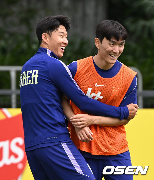 [OSEN=사포판(멕시코), 이대선 기자] 홍명보 감독이 이끄는 대한민국 축구국가대표팀이 15일(한국시각) 멕시코 과달라하라 인근 사포판의 치바스 베르데 바예에서 훈련을 진행했다.대표팀은 전날 A조 1차전에서 체코를 상대로 2-1 역전승을 거뒀다. 남아프리카공화국을 2-0으로 제압한 개최국 멕시코에 이은 조2위다.대한민국 손흥민이 황인범과 훈련 중 장난을 치고 있다. 2026.06.15 /sunday@osen.co.kr