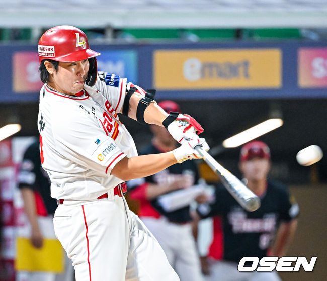 [OSEN=인천, 민경훈 기자] 16일 인천 SSG랜더스필드에서 ‘2026 신한 SOL Bank KBO리그’ SSG 랜더스와 KIA 타이거즈의 경기가 열렸다.이날 SSG는 아빌라, KIA는 올러를 선발로 내세웠다.5회말 1사 주자 2루 SSG 최정이 죄월 투런홈런을 때리고 있다. KBO리그 역대 최다홈런을 기록중인 최정은 이 홈런으로 11시즌 연속 20홈런 고지를 밟았다. 이미 본인이 보유하고 있는 10시즌 연속 20홈런 기록을 또 한 번 경신했다.  2026.07.16 / rumi@osen.co.kr