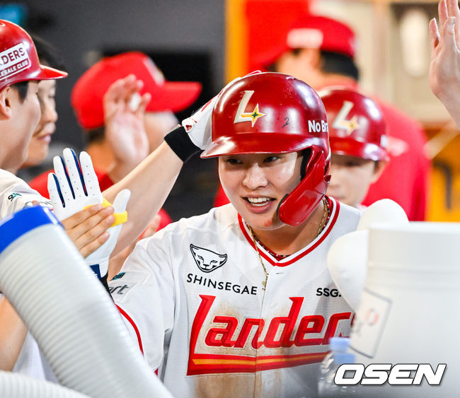 [OSEN=인천, 민경훈 기자] 16일 인천 SSG랜더스필드에서 ‘2026 신한 SOL Bank KBO리그’ SSG 랜더스와 KIA 타이거즈의 경기가 열렸다.이날 SSG는 아빌라, KIA는 올러를 선발로 내세웠다.7회말 1사 주자 2루 SSG 고명준이 좌월 투런 홈런을 때린 후 덕아웃에서 축하를 받고 있다. 2026.07.16 / rumi@osen.co.kr