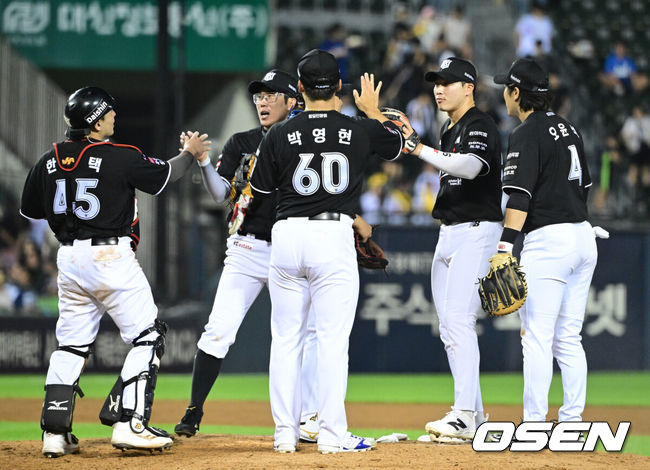 [OSEN=잠실, 최규한 기자] 프로야구 KT 위즈가 LG 트윈스를 꺾고 후반기 첫 경기를 승리했다.KT는 16일 서울 잠실구장에서 열린 2026 KBO리그 LG와 경기에서 4-3으로승리했다. 최원준이 결승 스리런 홈런을 터뜨렸다.경기를 마치고 승리한 KT 선수들이 인사를 나누고 있다. 2026.07.16 / dreamer@osen.co.kr