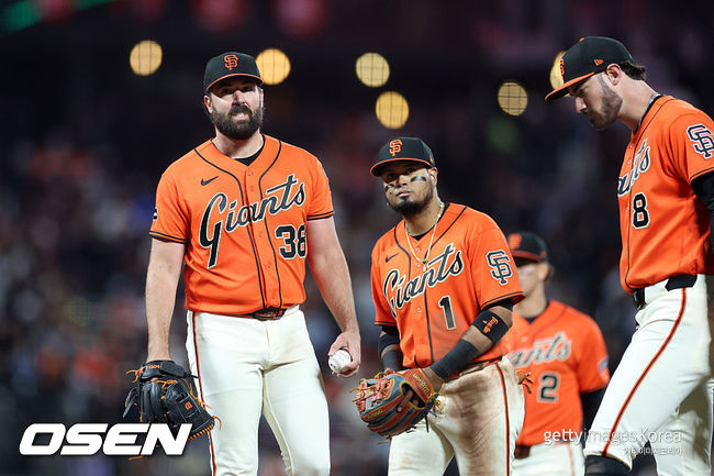 [사진] 샌프란시스코 로비 레이와 루이스 아라에즈, 브라이스 엘드리지가 마운드에 모이고 있다. ⓒGettyimages(무단전재 및 재배포 금지)