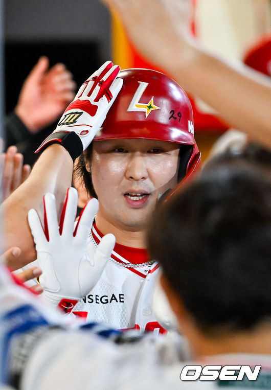 [OSEN=인천, 민경훈 기자] 16일 인천 SSG랜더스필드에서 ‘2026 신한 SOL Bank KBO리그’ SSG 랜더스와 KIA 타이거즈의 경기가 열렸다.이날 SSG는 아빌라, KIA는 올러를 선발로 내세웠다.5회말 1사 주자 2루 SSG 최정이 죄월 투런홈런을 때린 후 덕아웃에서 기뻐하고 있다. 최정은 11년 연속 20홈런에 성공하고 있다. (KBO리그 첫번째) 2026.07.16 / rumi@osen.co.kr