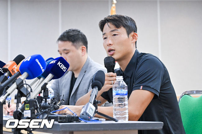 [OSEN=수원, 박준형 기자] 수원FC 손준호가 11일 오후 수원시체육회관에서 중국축구협회 영구 제명 징계 관련 반박 기자회견을 가졌다.중국축구협회는 지난 10일 “사법기관이 인정한 사실에 따르면 전(前) 산둥 타이산 선수 손준호는 정당하지 않은 이익을 도모하려고 정당하지 않은 거래에 참여해 축구 경기를 조작하고 불법 이익을 얻었다”며 “손준호의 축구와 관련된 어떠한 활동도 평생 금지한다”고 밝혔다.손준호는 지난해 5월 중국 상하이 훙차오공항을 통해 귀국하려다 공안에 연행됐고, 이후 형사 구류돼 랴오닝성 차오양 공안국의 조사를 받은뒤 지난 3월 풀려났다.이에 따라 승부 조작에 가담했다거나 산둥으로 이적하는 과정에서 금품이 오갔을 가능성이 거론됐지만, 손준호 측은 강하게 부인해왔다.손준호가 질문에 답하고 있다  2024.09.11  / soul1014@osen.co.kr