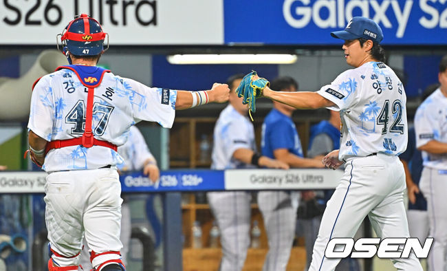 [OSEN=대구, 이석우 기자] 16일 대구삼성라이온즈파크에서 2026 신한 SOL KBO 리그 삼성 라이온즈와 롯데 자이언츠의 경기가 열렸다. 홈팀 삼성은 양창섭이, 방문팀 롯데는 로드리게스가 선발 출전했다. 삼성 라이온즈 선발 투수 양창섭이 5회초 2사 1,2루 롯데 자이언츠 한동희의 내야 안타때 홈으로 쇄도하는 황성빈을 잡은 강민호와 하이파이브를 하고 있다. 2026.07.16 / foto0307@osen.co.kr