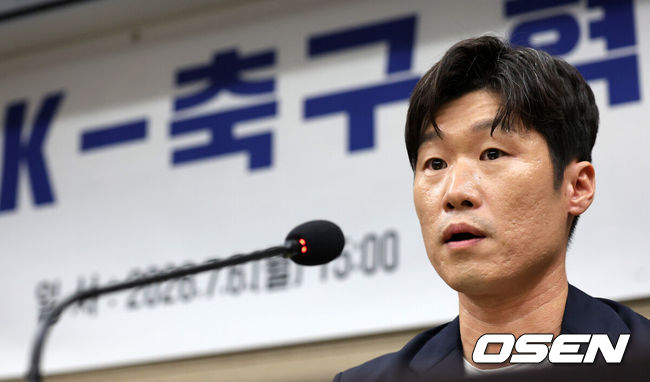 [OSEN=이대선 기자] 6일 오후 서울 올림픽파크텔에서 K-축구 혁신위원회 출범식이 열렸다.최휘영 문체부 장관과 박지성 FIFA 위원이 공동위원장을 맡고 축구·체육계 인사들이 참여하는 혁신위원회는 한국 축구의 구조적 문제를 진단하고 거버넌스 개선, 유소년 육성, 첨단 기술 도입 등 중장기 발전 방안을 마련할 계획이다.박지성 공동위원장이 참석하고 있다. 2026.07.06 /sunday@osen.co.kr