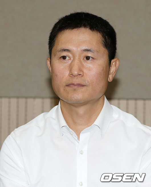 [OSEN=이대선 기자] 6일 오후 서울 올림픽파크텔에서 K-축구 혁신위원회 출범식이 열렸다.최휘영 문체부 장관과 박지성 FIFA 위원이 공동위원장을 맡고 축구·체육계 인사들이 참여하는 혁신위원회는 한국 축구의 구조적 문제를 진단하고 거버넌스 개선, 유소년 육성, 첨단 기술 도입 등 중장기 발전 방안을 마련할 계획이다.이영표 해설위원이 참석하고 있다. 2026.07.06 /sunday@osen.co.kr