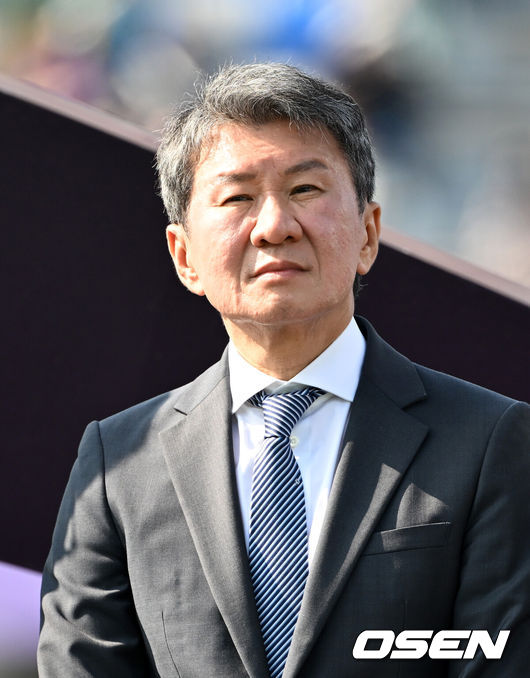 [OSEN=수원, 이대선 기자] 우승컵도, 100만 달러(약 15억 원) 우승 상금도 북한 내고향여자축구단 차지가 됐다. 논란 속 한국에서 열린 결승전에서 내고향은 일본 도쿄 베르디 벨레자를 꺾고 아시아 정상에 올랐다. 경기장 분위기 역시 마지막까지 씁쓸함을 남겼다.내고향은 23일 오후 수원종합운동장에서 열린 2025-2026 아시아축구연맹(AFC) 여자 챔피언스리그(AWCL) 결승전에서 도쿄 베르디를 1-0으로 꺾고 우승을 차지했다. 이날 공식 관중은 2670명이었다.경기 종료 후 정몽규 대한축구협회 회장이 시상식에 참석하고 있다. 2026.05.23 /sunday@osen.co.kr