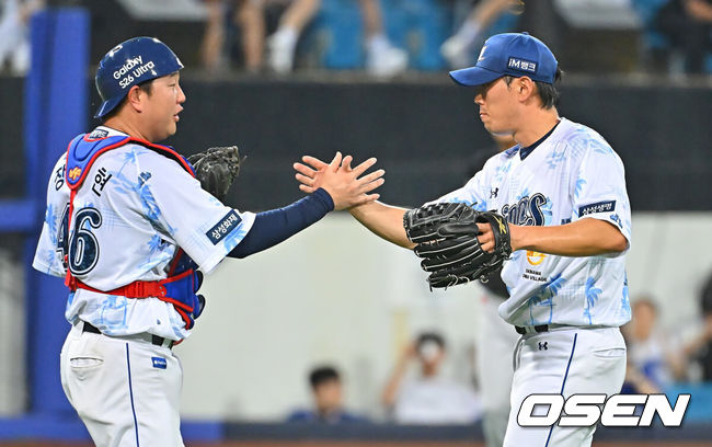 [OSEN=대구, 이석우 기자] 16일 대구삼성라이온즈파크에서 2026 신한 SOL KBO 리그 삼성 라이온즈와 롯데 자이언츠의 경기가 열렸다. 홈팀 삼성은 양창섭이, 방문팀 롯데는 로드리게스가 선발 출전했다. 삼성 라이온즈 김재윤이 롯데 자이언츠에 4-1로 후반기 첫 승리를 기록하고 장승현과 기쁨을 나누고 있다. 2026.07.16 / foto0307@osen.co.kr