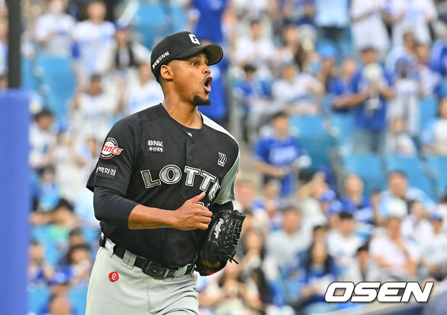 [OSEN=대구, 이석우 기자] 16일 대구삼성라이온즈파크에서 2026 신한 SOL KBO 리그 삼성 라이온즈와 롯데 자이언츠의 경기가 열렸다. 홈팀 삼성은 양창섭이, 방문팀 롯데는 로드리게스가 선발 출전했다. 롯데 자이언츠 로드리게스가 1회말 2사 1,2루 삼성 라이온즈 디아즈에게 우익수 오른쪽 앞 1타점 안타를 맞고 놀라고 있다. 2026.07.16 / foto0307@osen.co.kr