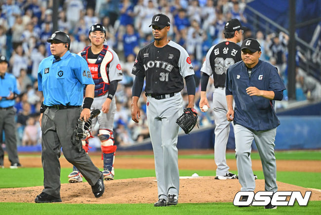 [OSEN=대구, 이석우 기자] 16일 대구삼성라이온즈파크에서 2026 신한 SOL KBO 리그 삼성 라이온즈와 롯데 자이언츠의 경기가 열렸다. 홈팀 삼성은 양창섭이, 방문팀 롯데는 로드리게스가 선발 출전했다. 롯데 자이언츠 로드리게스가 6회말 2사 1루 교체되고 있다. 2026.07.16 / foto0307@osen.co.kr