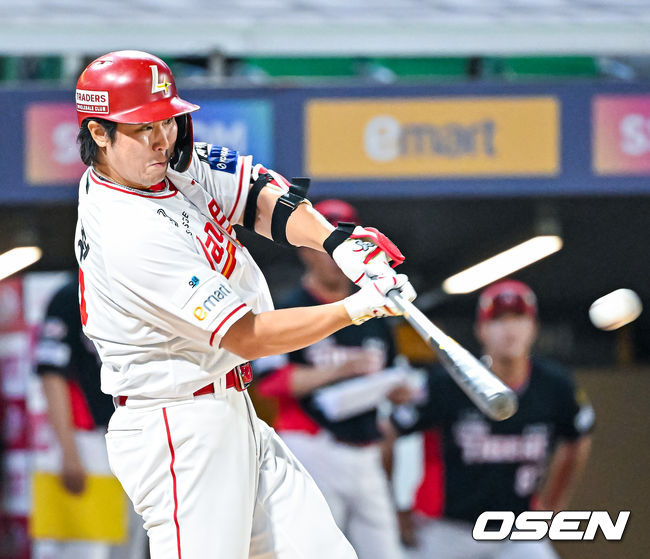[OSEN=인천, 민경훈 기자] 16일 인천 SSG랜더스필드에서 ‘2026 신한 SOL Bank KBO리그’ SSG 랜더스와 KIA 타이거즈의 경기가 열렸다.이날 SSG는 아빌라, KIA는 올러를 선발로 내세웠다.5회말 1사 주자 2루 SSG 최정이 죄월 투런홈런을 때리고 있다. KBO리그 역대 최다홈런을 기록중인 최정은 이 홈런으로 11시즌 연속 20홈런 고지를 밟았다. 이미 본인이 보유하고 있는 10시즌 연속 20홈런 기록을 또 한 번 경신했다.  2026.07.16 / rumi@osen.co.kr